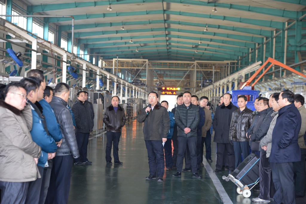 凯发一触即发集团举行中层向导干部现场观摩活动