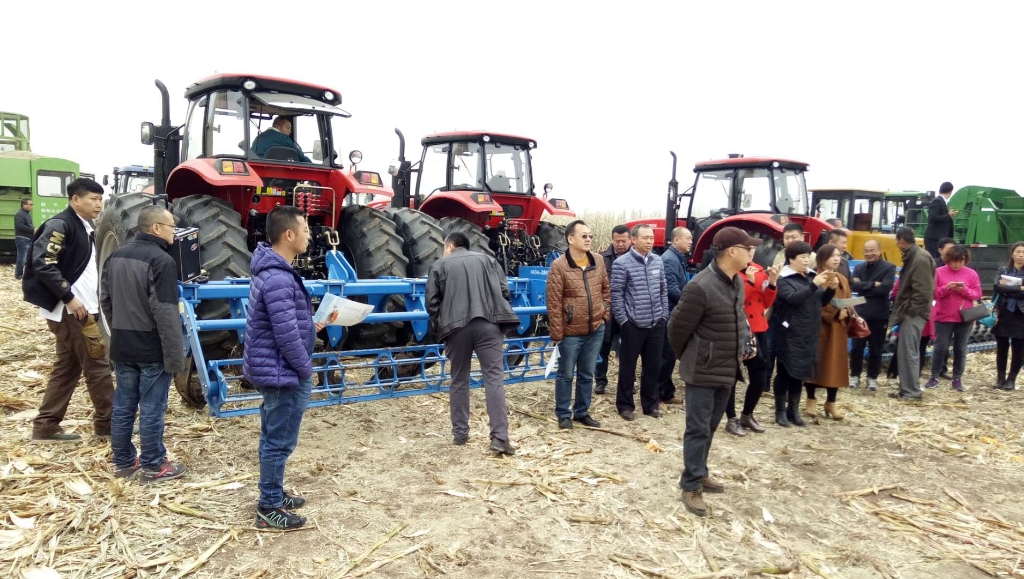 凯发一触即发国三大型拖沓机在黑龙江省深松深耕现场演示会上大放异彩